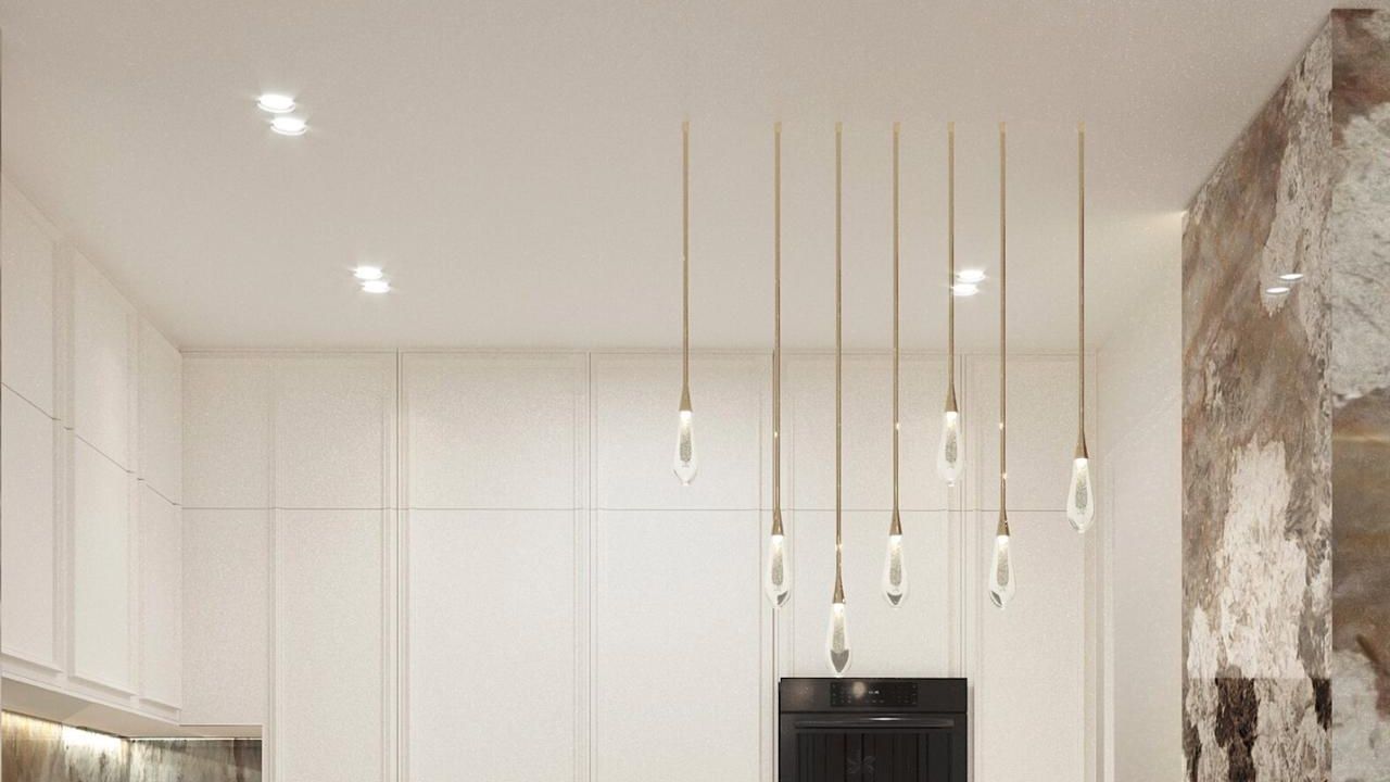 Фото Элегантная функциональность: безупречный матовый потолок на светлой кухне с элементами камня - 2