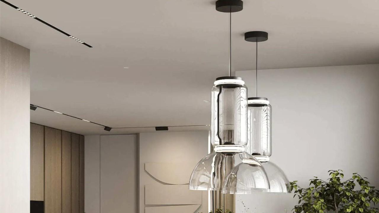 Фото Точный баланс: матовый потолок с люстрами в минималистской гостиной - 1