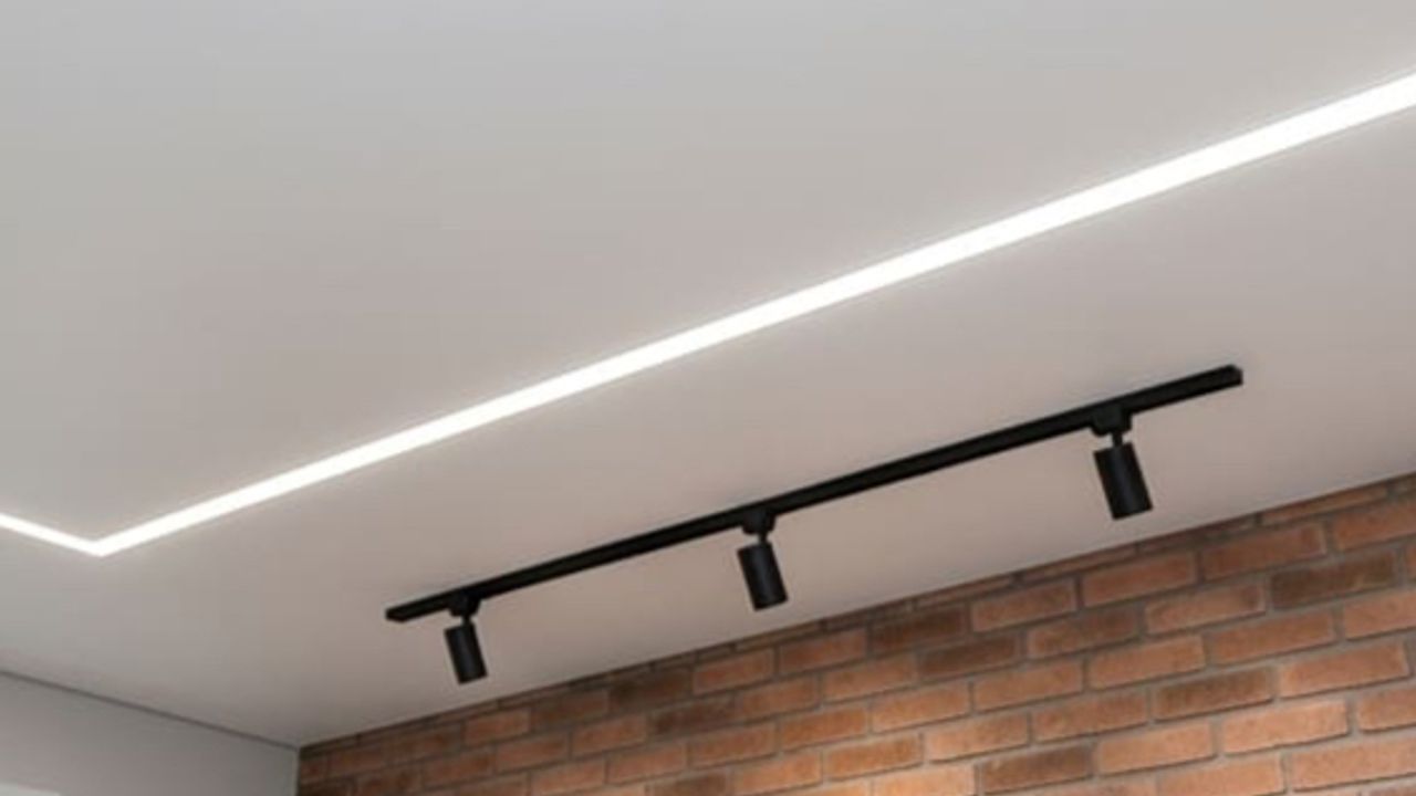 Фото Монтаж потолка с профилем VISP BLACK 241 и полотном VISP M9001 (3.80) 12 м2 на кухне 7